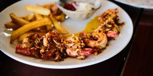 Grilled shrimps with garlic and butter