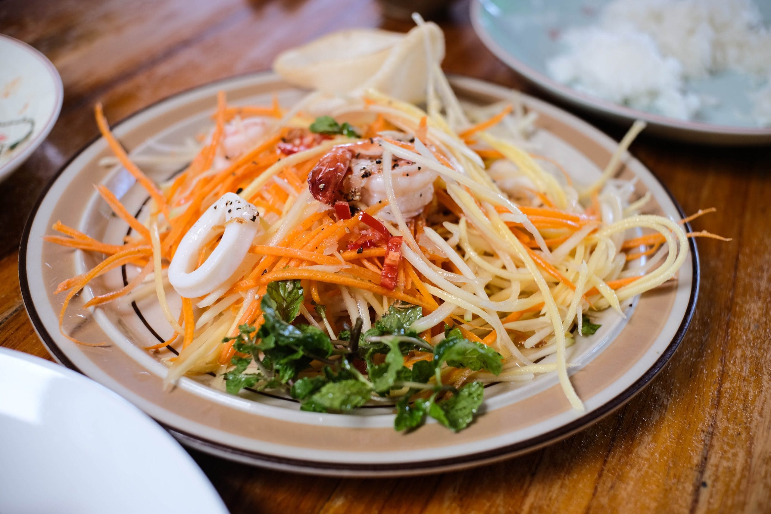 Mango salad with shrimps and squid - Image 3