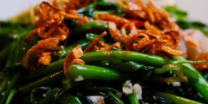 Sauteed morning glory with garlic