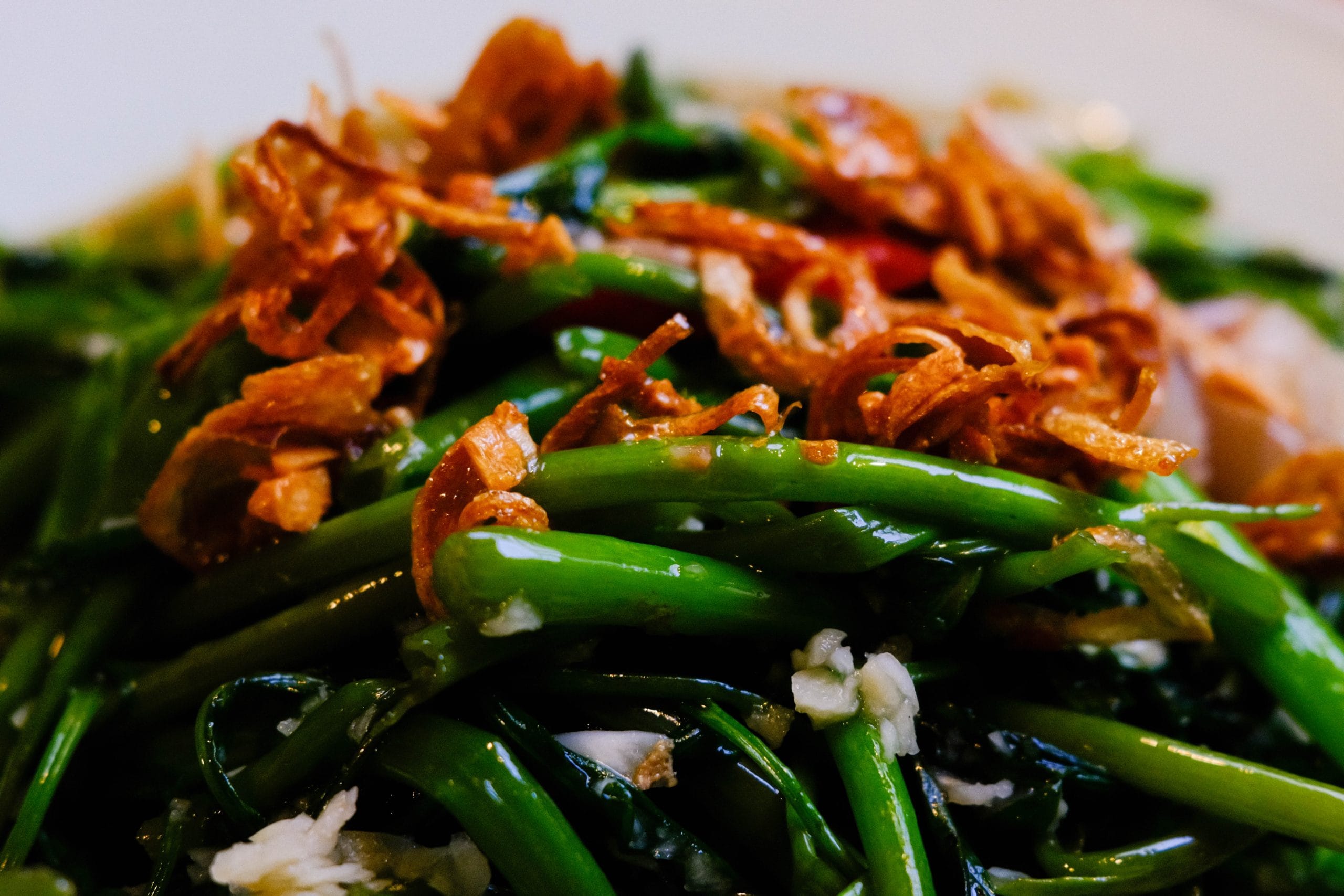 Sauteed morning glory with garlic