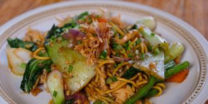 Chicken Chow Mein ( Chinese chicken stir fried noodles)