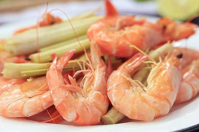 Steamed shrimps with lemon grass